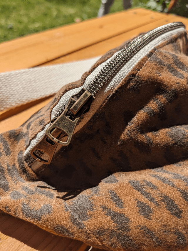 Sac banane velours léopard